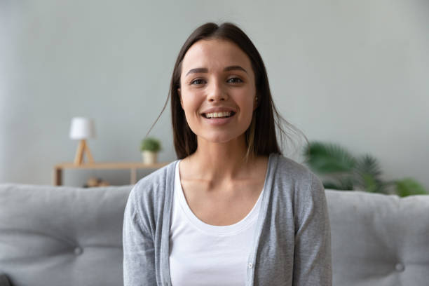 gebonden Ongeautoriseerd Streng Smiling Attractive Young Lady Looking Talking To Camera At Home Stock Photo  - Download Image Now - iStock