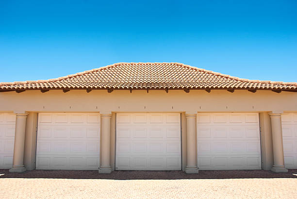 Białe trzy garaż drzwi – zdjęcie
