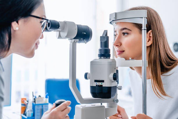 vue latérale de docteur féminin et patient dans la clinique d'ophtalmologie - ophtalmologiste photos et images de collection