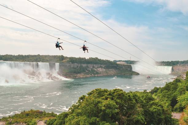 tirolesa no lado das quedas canadá das quedas de niagara - zip lining - fotografias e filmes do acervo