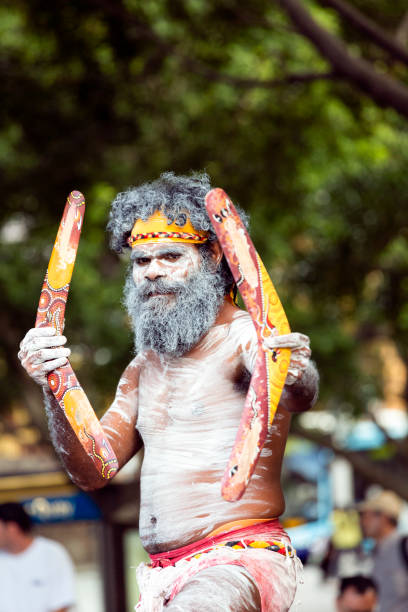 aborigine-männchen tanzen mit bumerangs, sydney australien, kopierraum - australia boomerang aboriginal aborigine stock-fotos und bilder