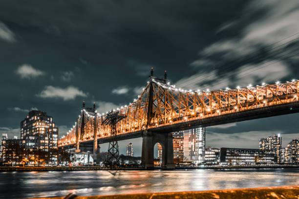 wide angle shot of roosevelt island long exposure with east river - queensborough bridge imagens e fotografias de stock