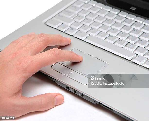 Mano Trabajando En Una Computadora Portátil En La Unidad De Entrada Foto de stock y más banco de imágenes de Blanco - Color