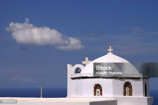 Photo libre de droit de Santorinéglise Et Cloud banque d'images et plus d'images libres de droit de Archipel des Cyclades - Archipel des Cyclades, Bleu, Catholicisme