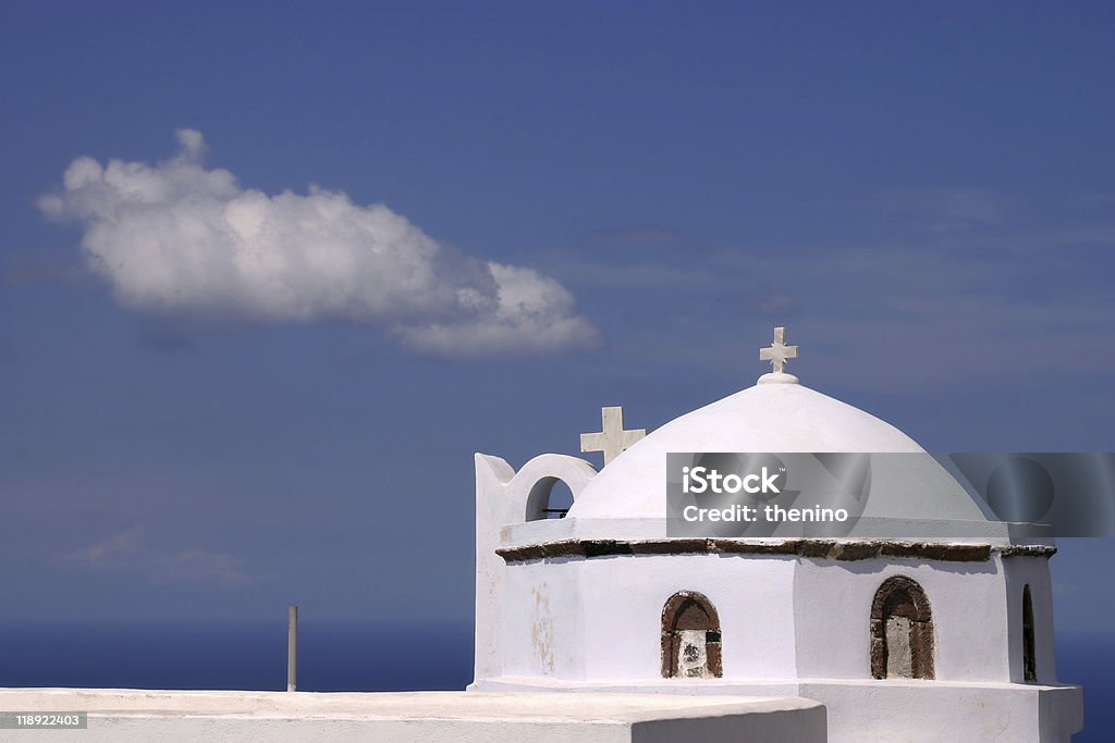 Santorini-Igreja e nuvem - Foto de stock de Azul royalty-free