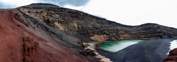 エメラルドグリーン火山湖 - lanzarote canary islands volcano green ストックフォトと画像
