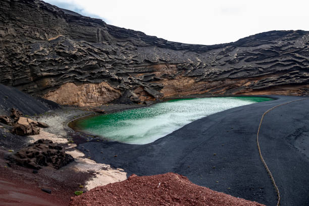 エメラルドグリーン火山湖 - lanzarote canary islands volcano green ストックフォトと画像