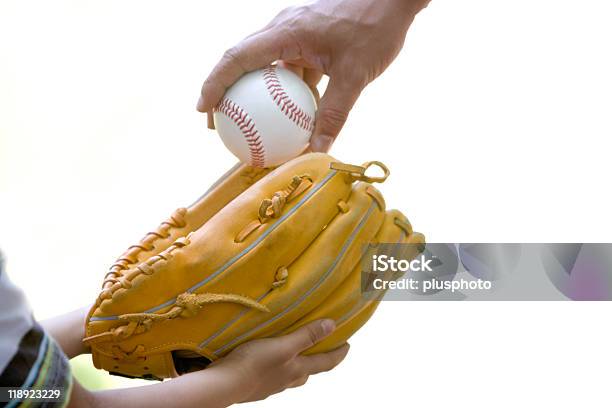 Rękawica Baseball I - zdjęcia stockowe i więcej obrazów Dziecko - Dziecko, Przekazać, Rodzic