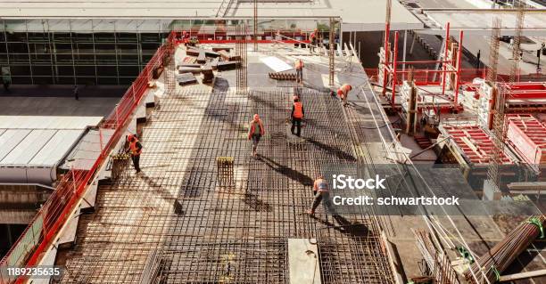 Hochwinkelansicht Der Arbeiter Auf Der Baustelle Stockfoto und mehr Bilder von Baugewerbe - Baugewerbe, Baustelle, Bauen
