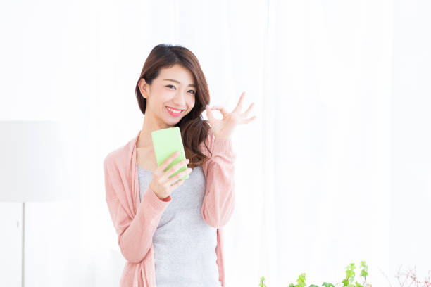 istock woman to see a smart phone 1189240870