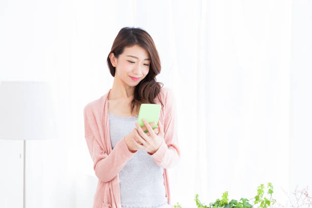 istock woman to see a smart phone 1189240892