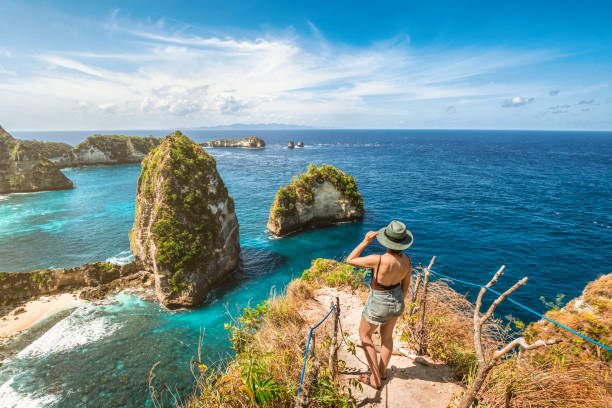 bali, indonesia, viajero en diamond beach en nusa penida island - nusa lembongan fotografías e imágenes de stock