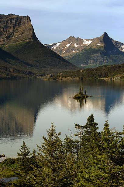 wild goose island - montana british columbia glacier national park mountain mountain range stock-fotos und bilder