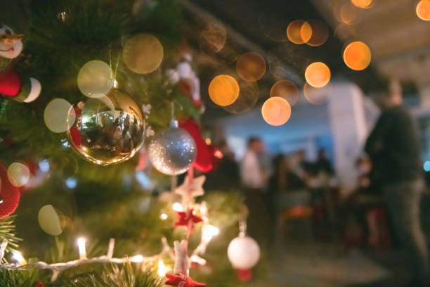 nieuwjaar en kerstmis office party close-up - feest stockfoto's en -beelden