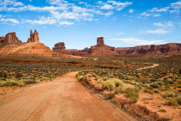 viaje por carretera a través de las torres del desierto del sur de utah y la suciedad roja. - slickrock trail fotografías e imágenes de stock