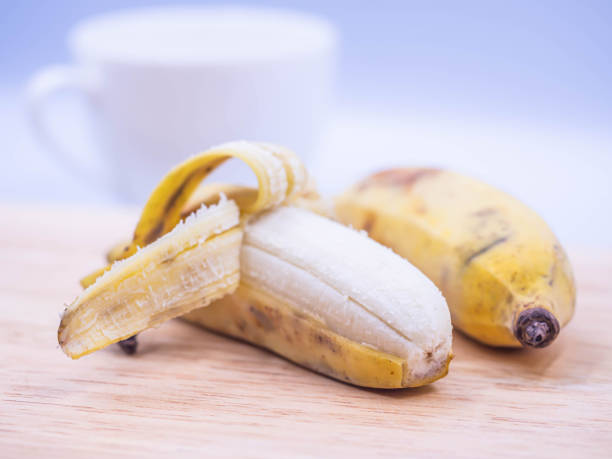 peeled, antioxidant, background, banana, blurry, breakfast, brown, closeup, coffee cup, color, concepts, couple, cultivated, cutting board, delicious, dieting, drink, eating, fiber, food, fresh, freshness, fruit, gray, grey, healthy, ideas, kitchen, morning, natural, nature, nobody, nutrition, organic, potassium, raw, ripe, sweet, tasty, thailand, tropical, vegetarian, vitamin, white, wooden, yellow pelado, antioxidante, fondo, plátano, borroso, desayuno, marrón, primer plano, taza de café, color, conceptos, pareja, cultivado, tabla de cortar, delicioso, dieta, beber, comer, fibra, comida, fresco, frescura, fruta, gris, gris, saludable, ideas, coci