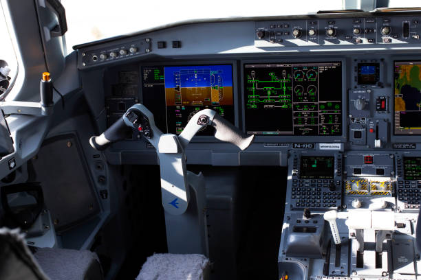 vue intérieure d'un cockpit d'avion p4-khd air astana embraer e190-e2. l'endroit de capitain. - frontdesk photos et images de collection