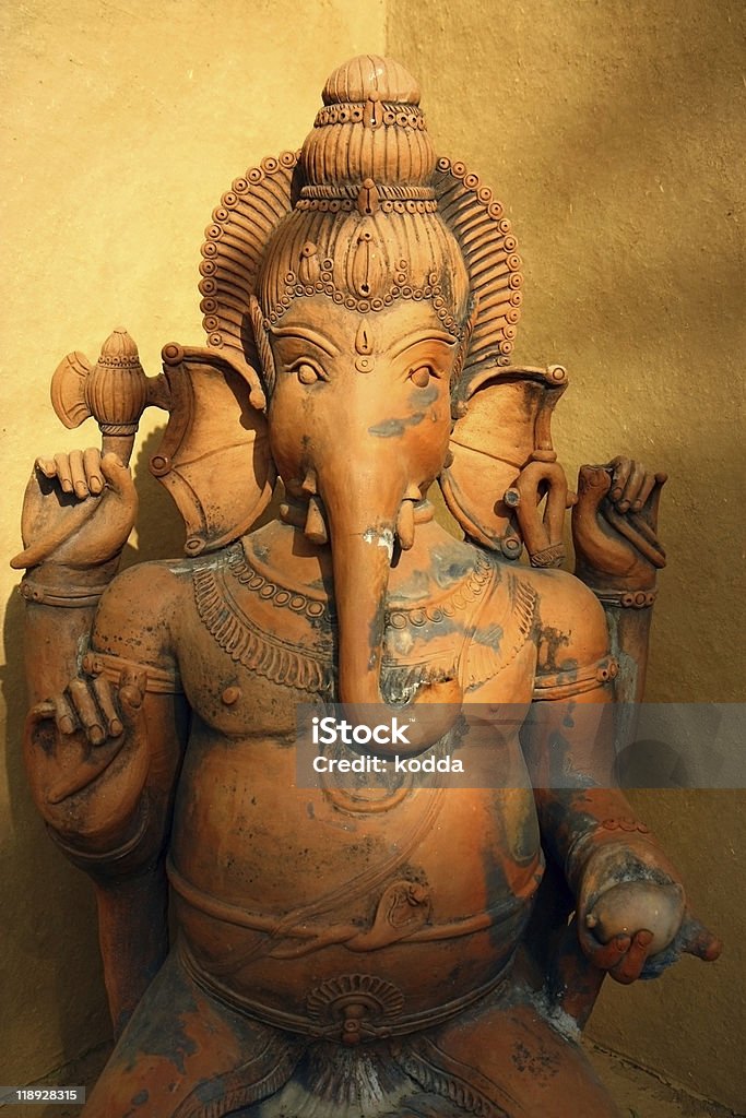Statua di Ganesha terracotta arte indiano - Foto stock royalty-free di Ambientazione tranquilla