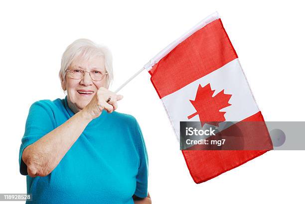 Happy Senior Woman カナダ旗を振る - カナダデーのストックフォトや画像を多数ご用意 - カナダデー, シニア世代, お祝い