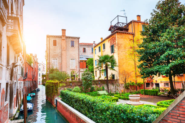 сценический канал с красивым зеленым садом в венеции, италия. - vibrant color venice italy travel destinations architecture стоковые фото и изображения