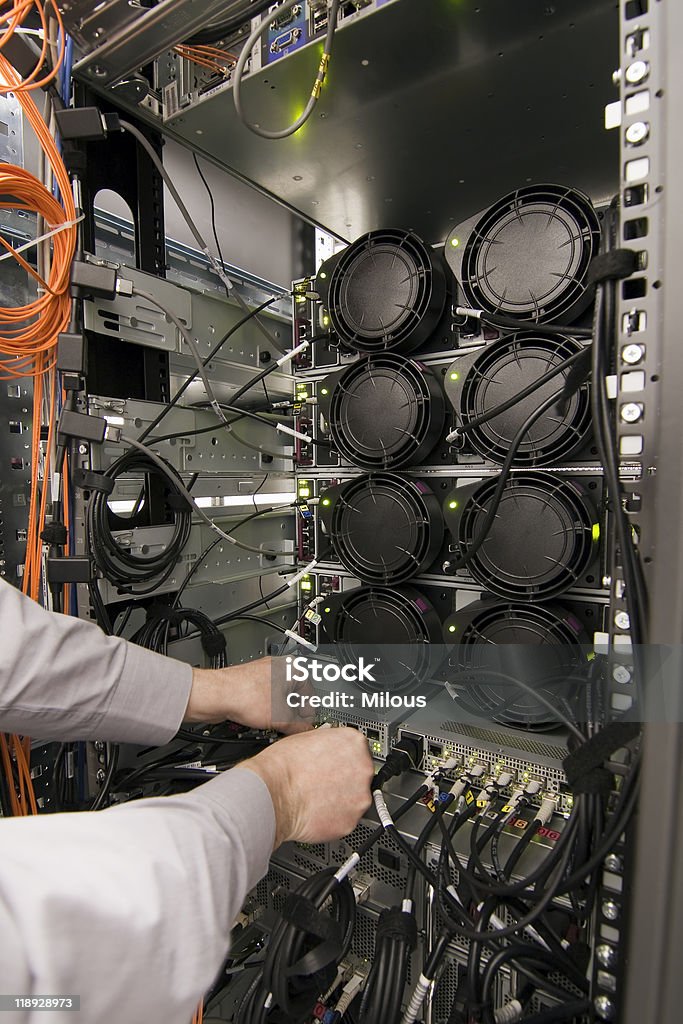 Datacenter rack posteriore - Foto stock royalty-free di Centro elaborazione dati