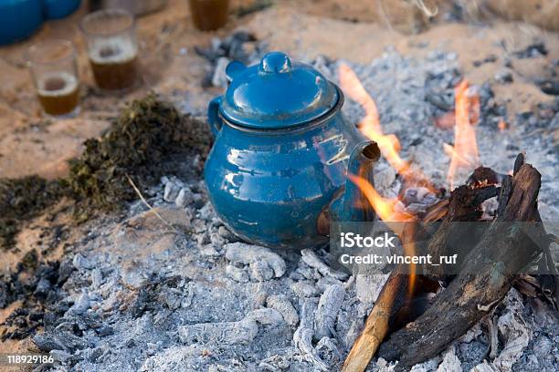 Traditioneller Arabischer Tee Stockfoto und mehr Bilder von Tee - Warmes Getränk - Tee - Warmes Getränk, Afrika, Sahara