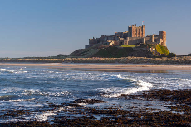 zamek bamburgh - northumberland - anglia - castle bamburgh northumberland england bamburgh castle zdjęcia i obrazy z banku zdjęć