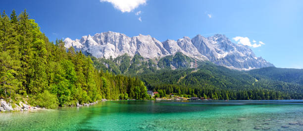 lago eibsee e montagna zugspitze - zugspitze mountain mountain summer european alps foto e immagini stock