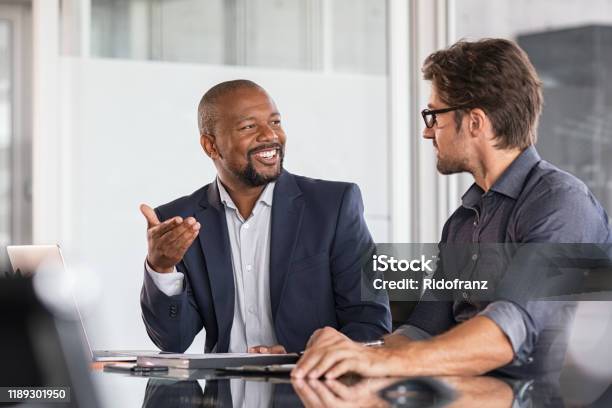 Multiethnische Geschäftsleute In Meetings Stockfoto und mehr Bilder von Gespräch - Gespräch, Reden, Geschäftsleben