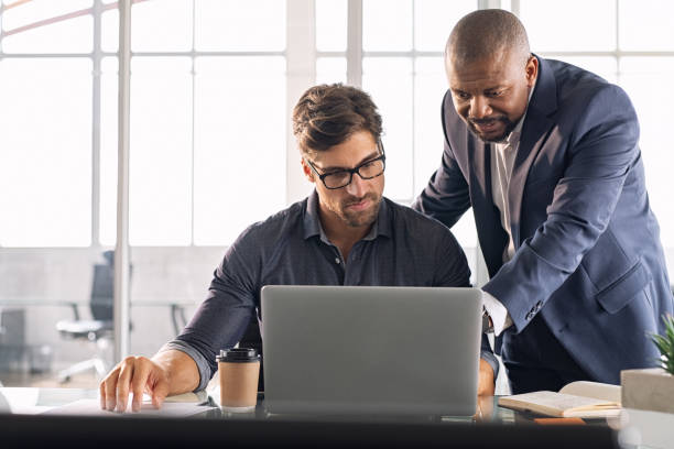 leadership working with his employee - computer corporation imagens e fotografias de stock