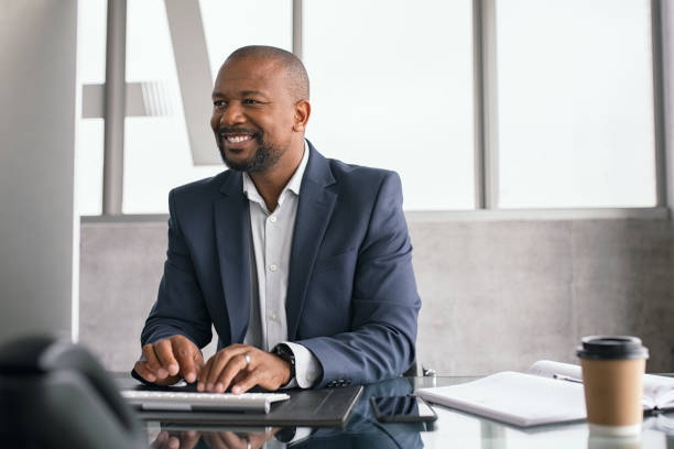 homem de negócios africano que trabalha no computador - businessman happiness carefree computer - fotografias e filmes do acervo