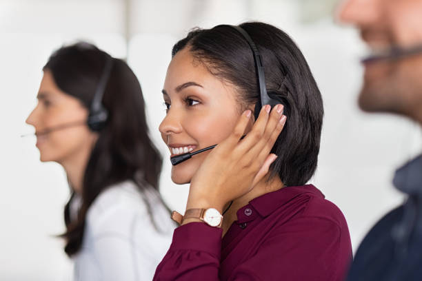 콜센터에서 일하는 사람들 - bluetooth headset women customer 뉴스 사진 이미지