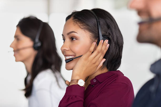 people working in call center - bluetooth headset women customer imagens e fotografias de stock