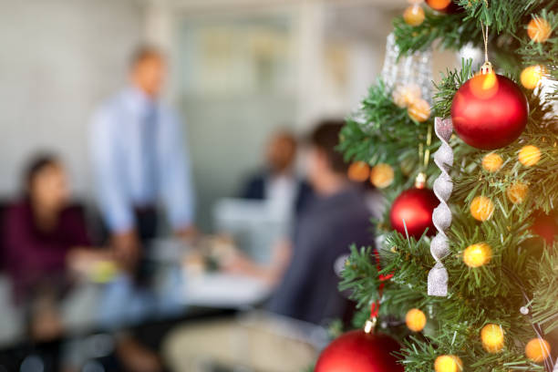 weihnachtsbaum im büro - urlaub büro stock-fotos und bilder