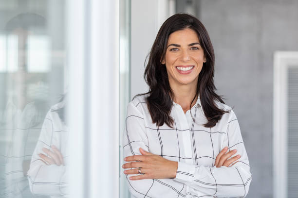 erfolgreiche reife geschäftsfrau, die in die kamera schaut - business women people portrait stock-fotos und bilder