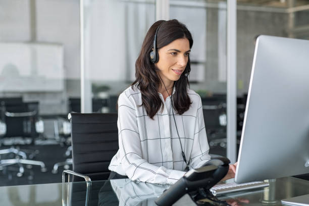 telephone operator woman working in office - bluetooth headset women customer imagens e fotografias de stock