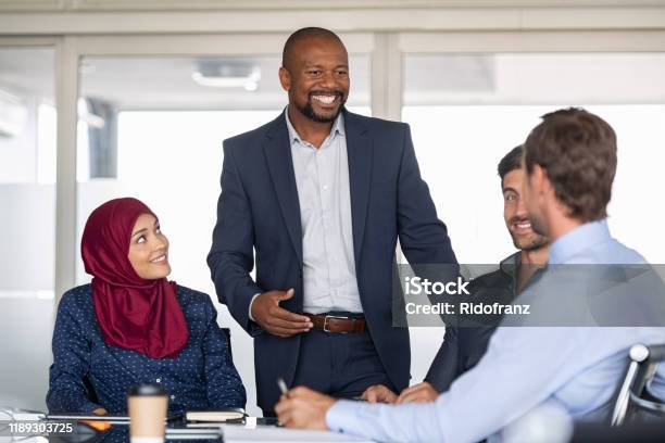 Multietnische Zakenmensen In Vergadering Stockfoto en meer beelden van Multi etnische groep - Multi etnische groep, Diversiteit, Leiderschap