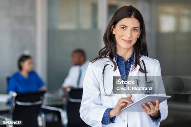 Arzt Hält Digitales Tablet Im Tagungsraum Stockfoto und mehr Bilder von Arzt - Arzt, Gesundheitswesen und Medizin, Ärztin