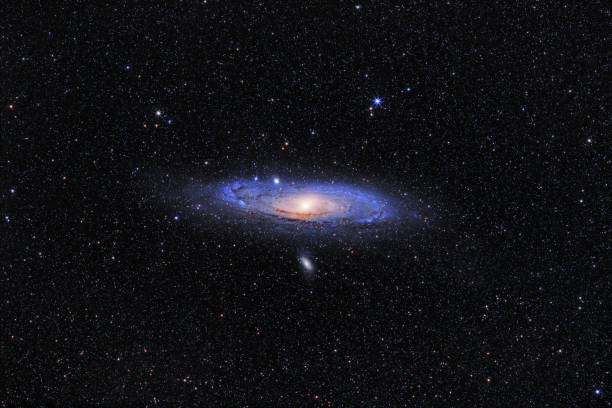 galaxia andrómeda (m31) y sus galaxias satélite (m32 y m110) en la constelación de andrómeda contra el cielo estrellado de campo ancho - galaxia andrómeda fotografías e imágenes de stock