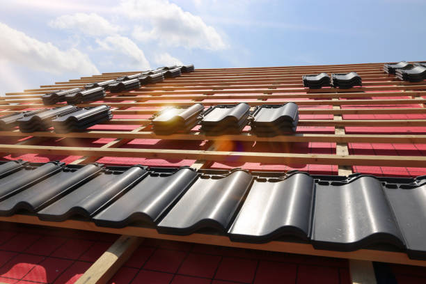 nueva cubierta de techo en curso - roof batten fotografías e imágenes de stock