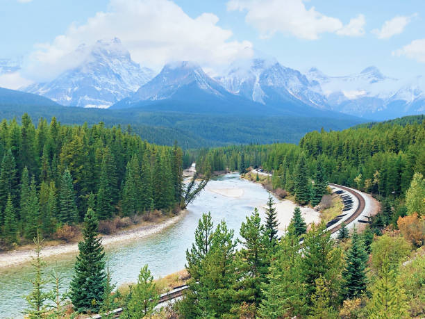istock Morant's Curve in Banff National Park 1189325978