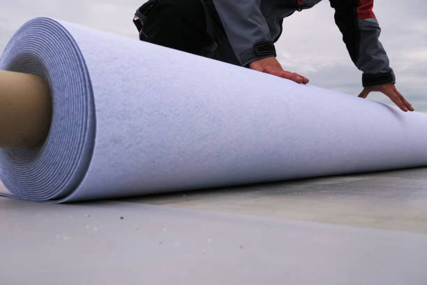 rolls of polymer coating for roof. deployment of a roof covering roll. - bitumen felt imagens e fotografias de stock