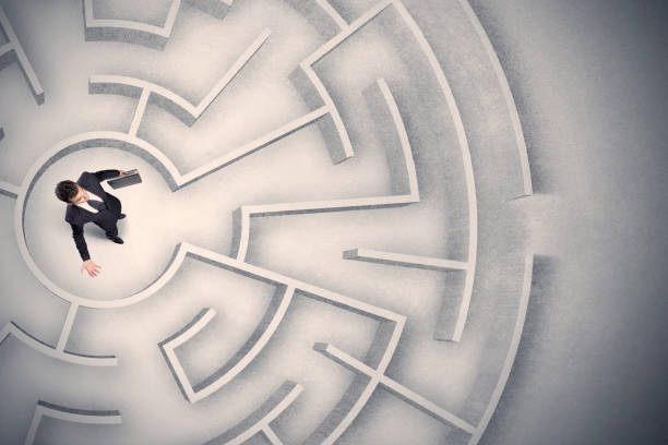 istock Business man trapped in a circular maze 1189333108