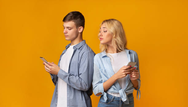 nyfiken ung flicka kikar hur hennes pojkvän textning på telefon - kvinna telefonbedragare bildbanksfoton och bilder