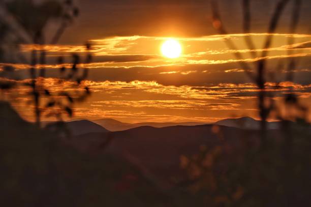 midnightsun en kiruna, suecia - sol de medianoche fotografías e imágenes de stock