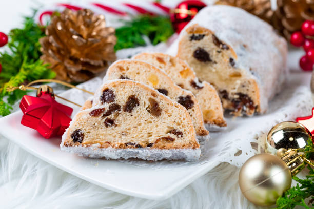 традиционный рождественский столлен - christmas stollen christmas pastry baked стоковые фото и изображения