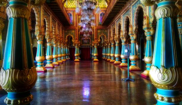 interior del palacio de mysore - mysore fotografías e imágenes de stock