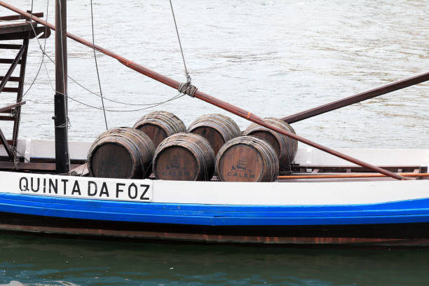 лодка рабело - porto built structure commercial dock port wine стоковые фото и изображения