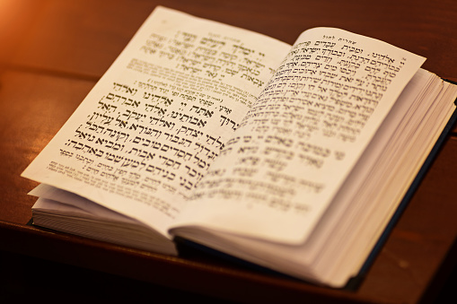 Torah Scroll es el libro más sagrado dentro del judaísmo, libro de oración judío sobre la mesa photo