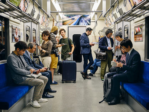 Tren de metro japonés lleno de gente photo